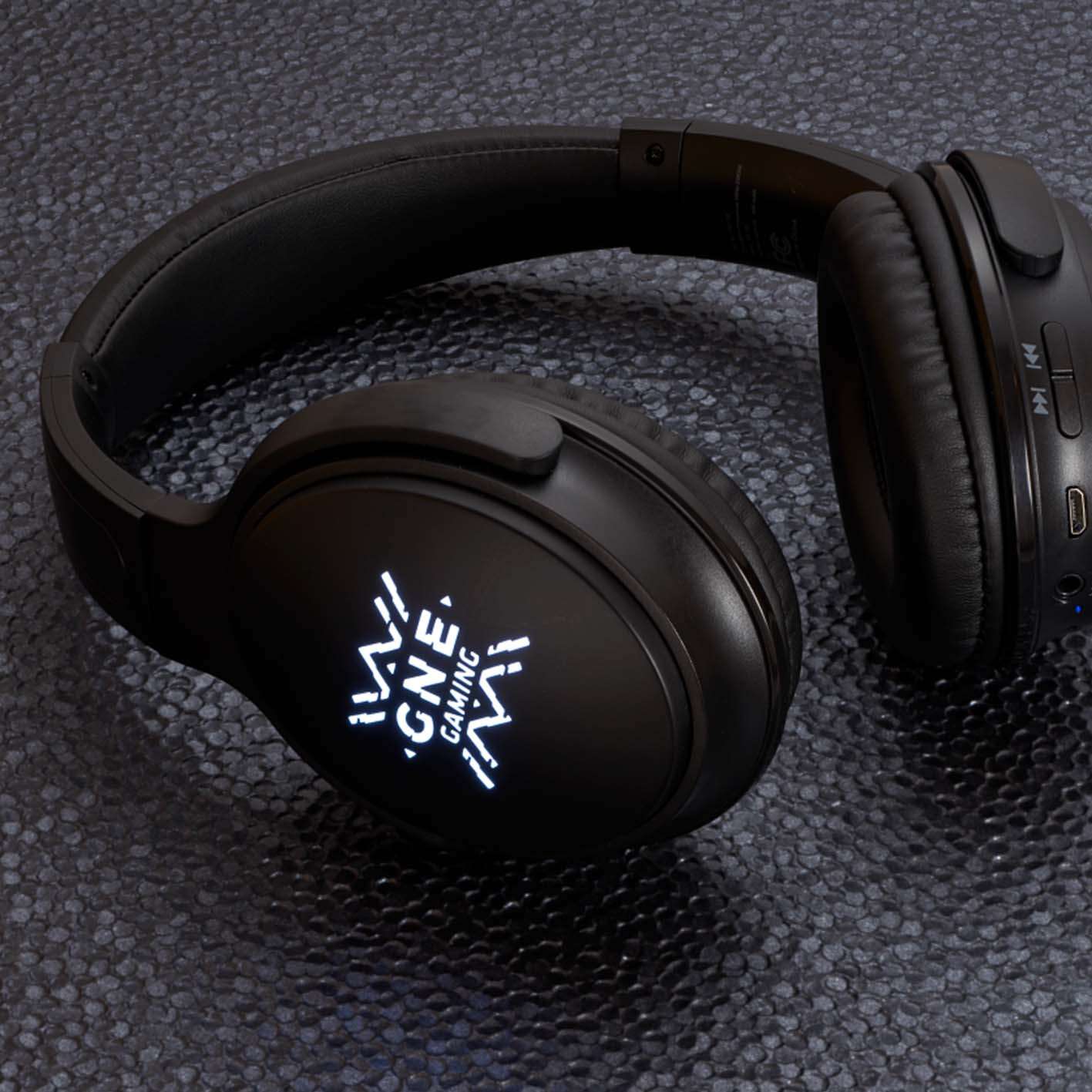 An example of screen printed custom headphones